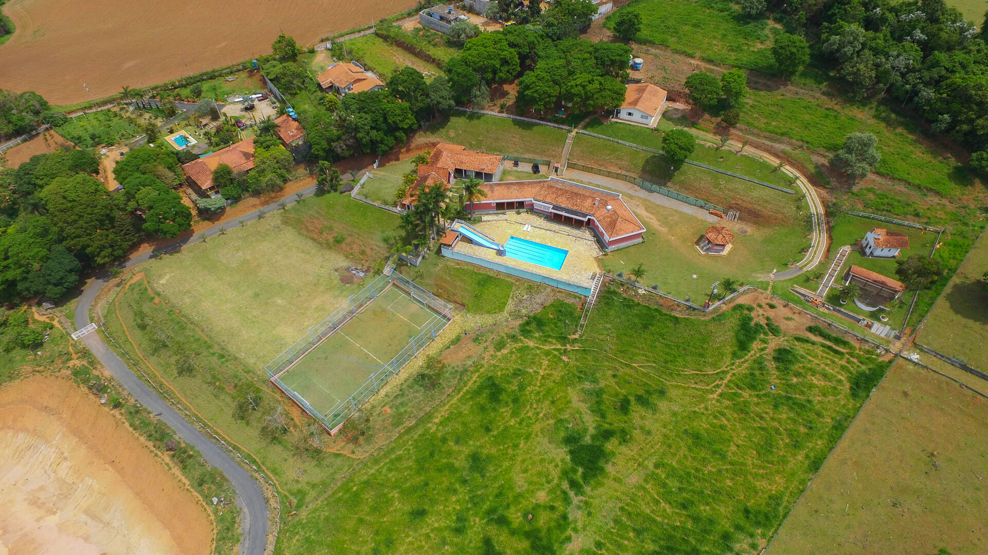 Fazenda à venda com 6 quartos, 1360m² - Foto 1