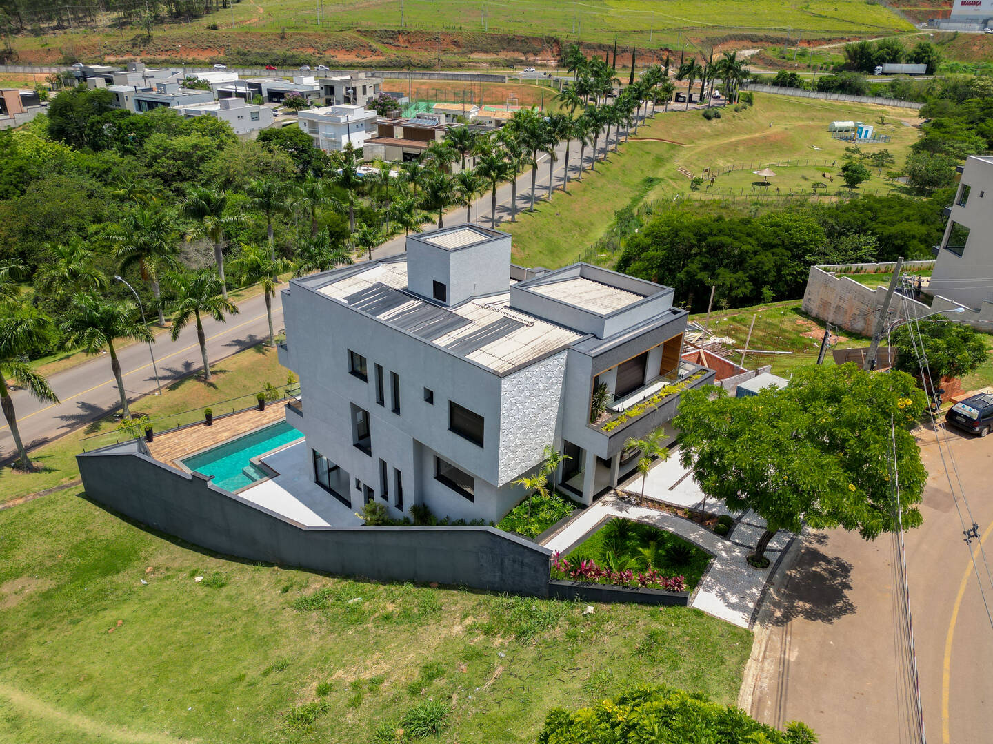 Casa à venda e aluguel com 4 quartos, 480m² - Foto 1